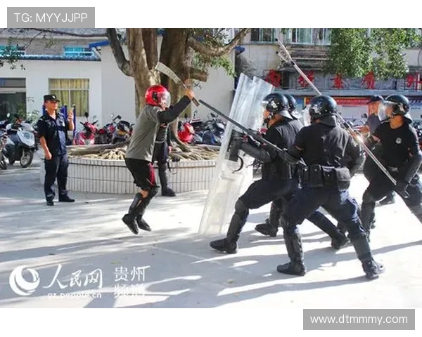 河南足球教父画像遭泼红漆 成都球迷极端行为引发公愤 河南足球教父画像遭泼红漆 成都球迷极端行为引发公愤